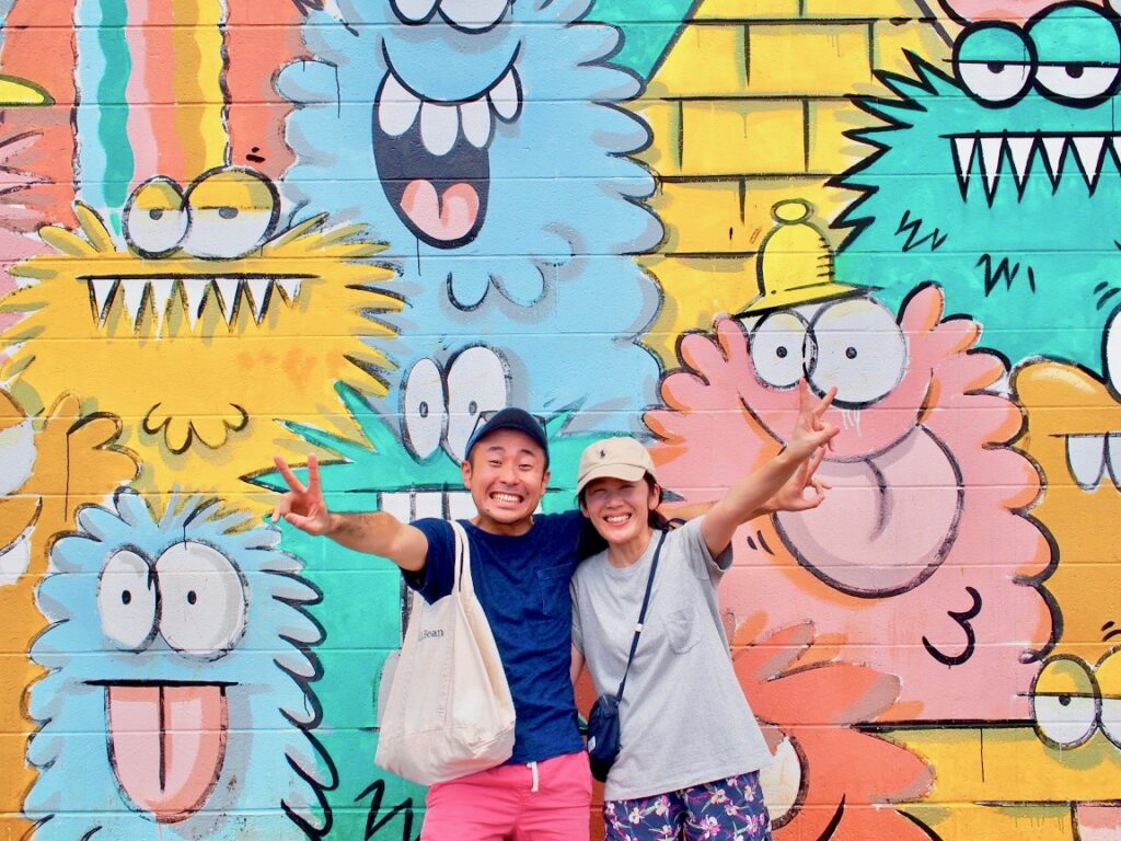 カカアコのウォールアートでツーショット