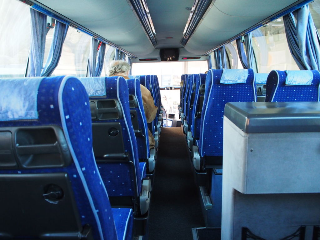 4列シートの車内