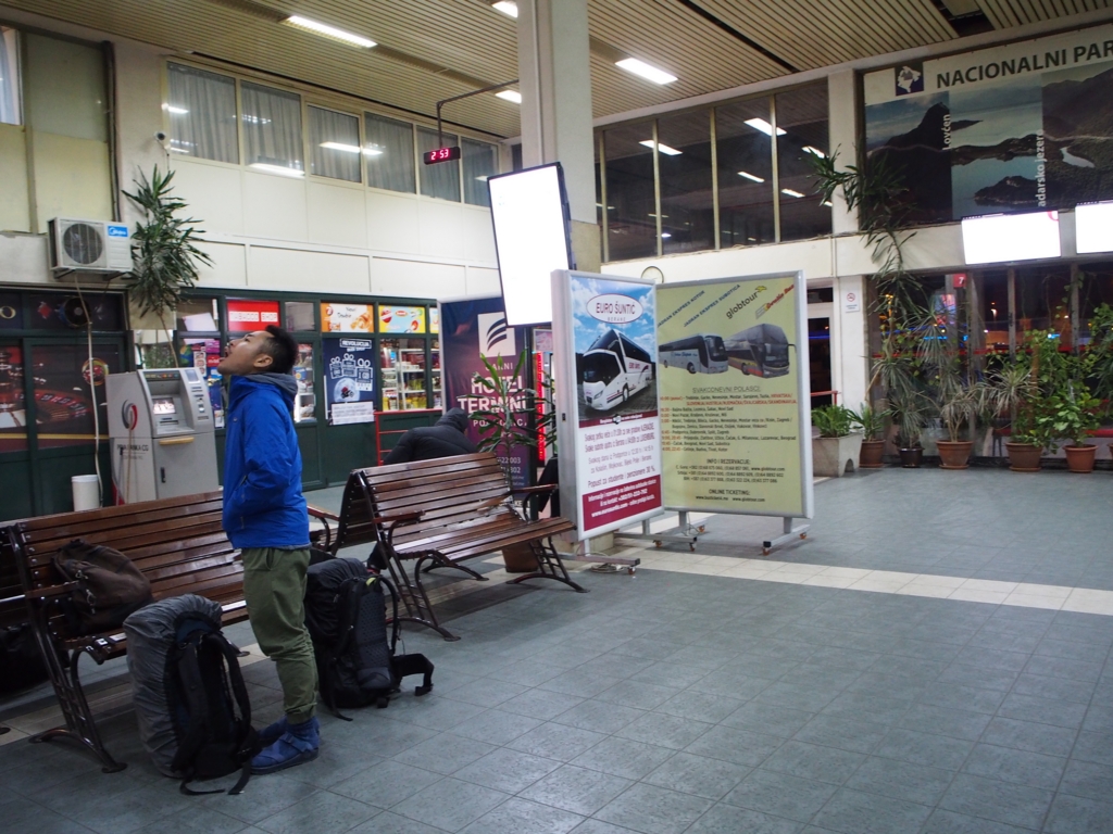 ボドゴリツァのバスターミナル内の様子
