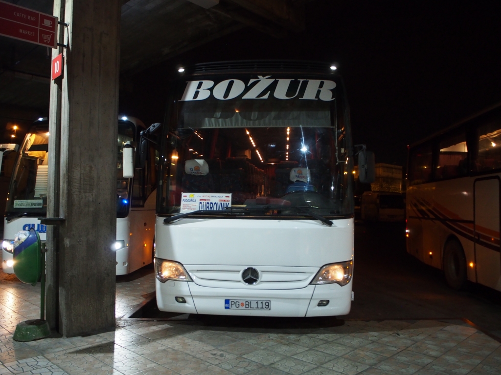 コトル行きのバス外観