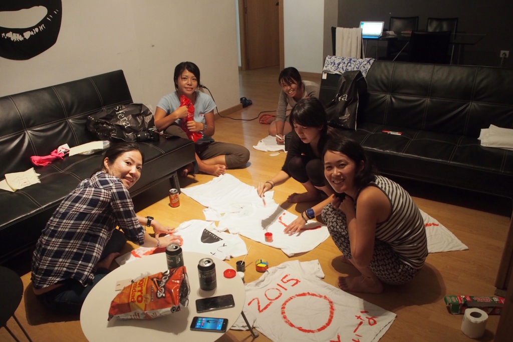 みんなで飲みながら楽しくTシャツ作り