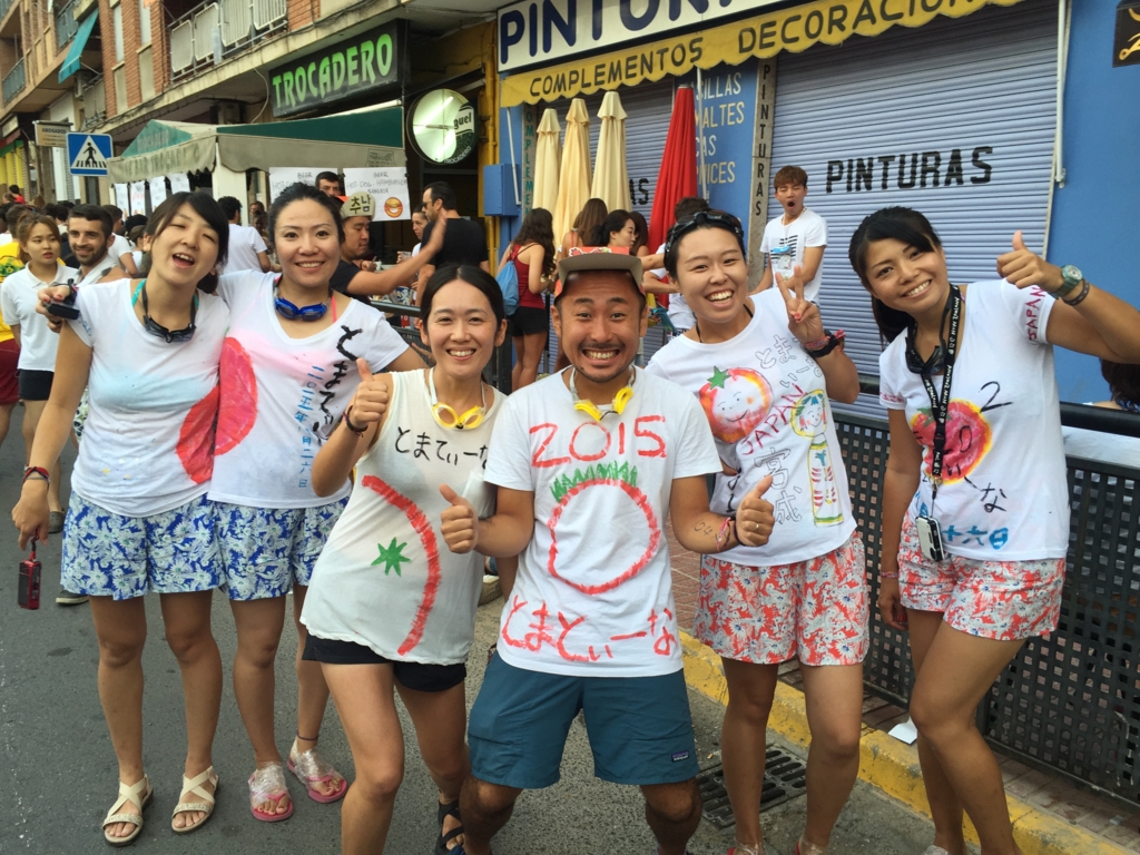 ビールを飲んでテンションを上げてトマティーナへ