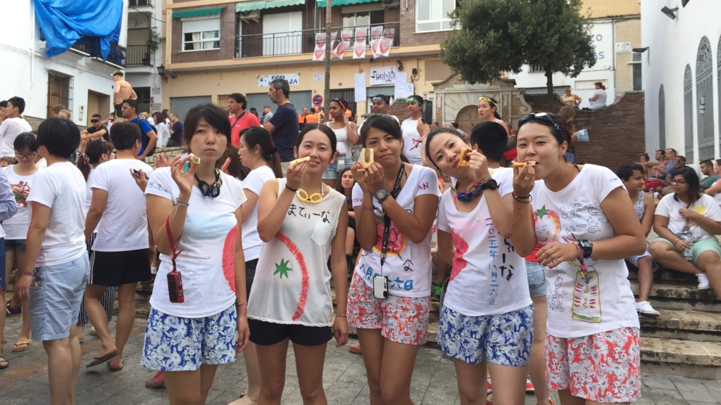 みんなで差し入れのパンをもぐもぐ