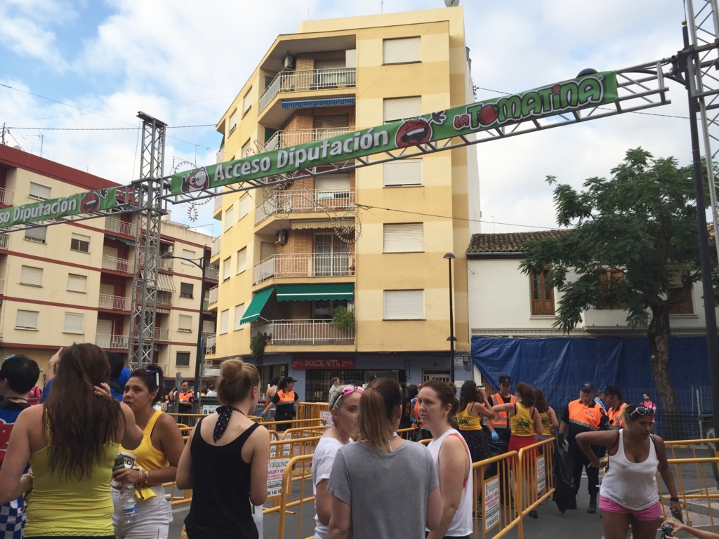 トマティーナ会場入り口前の様子