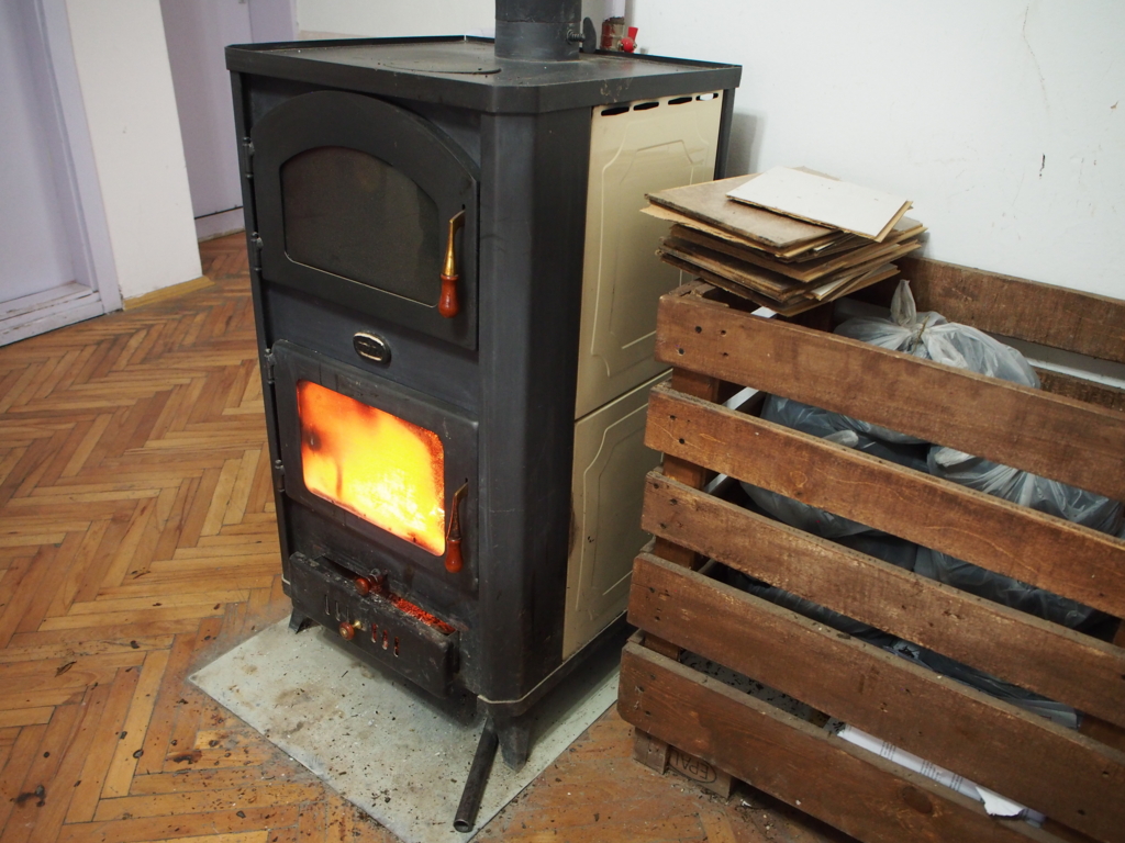 キッチンにある暖炉の様子