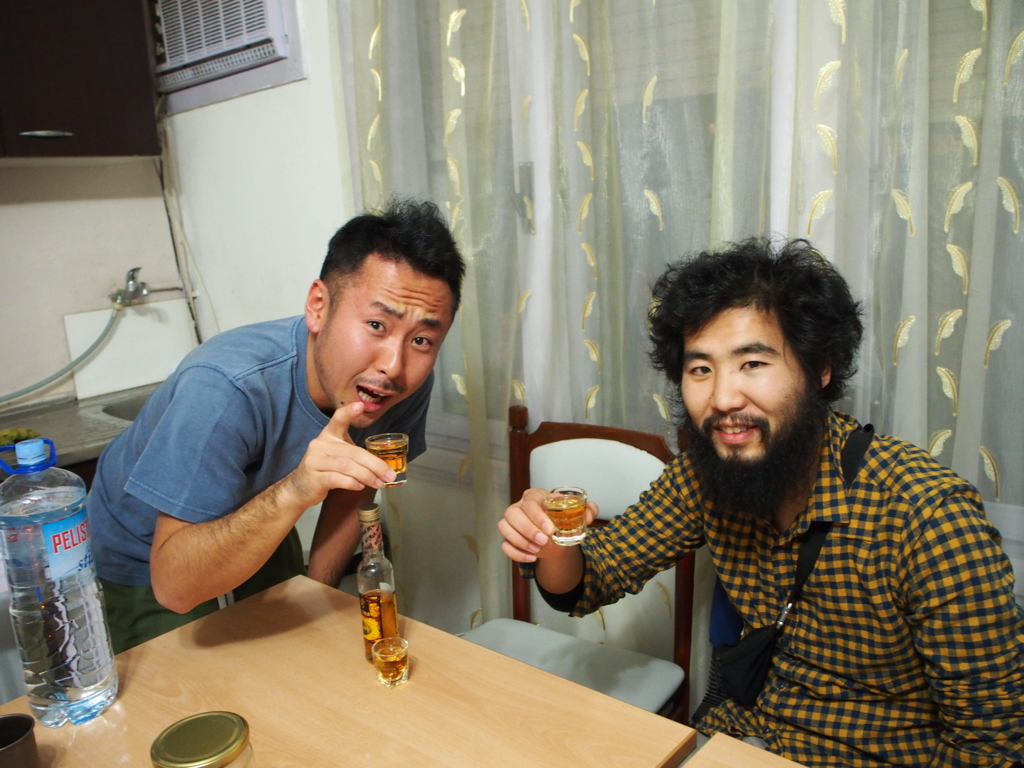 日本人の旅人さんと乾杯する楽しいひと時