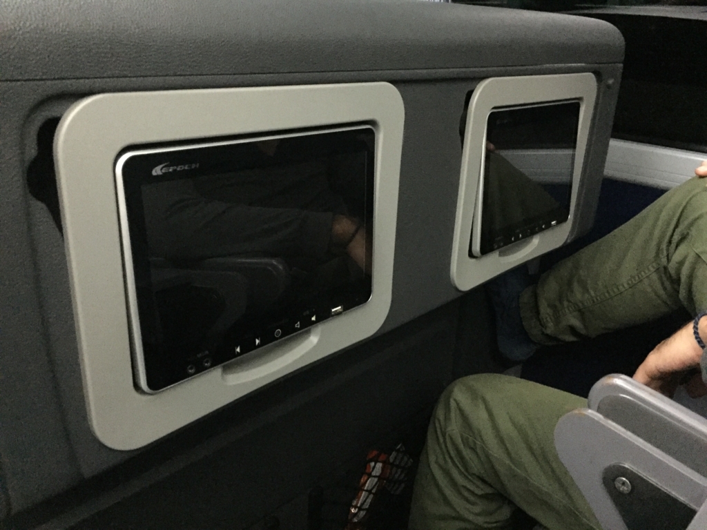 各座席前にある液晶モニター