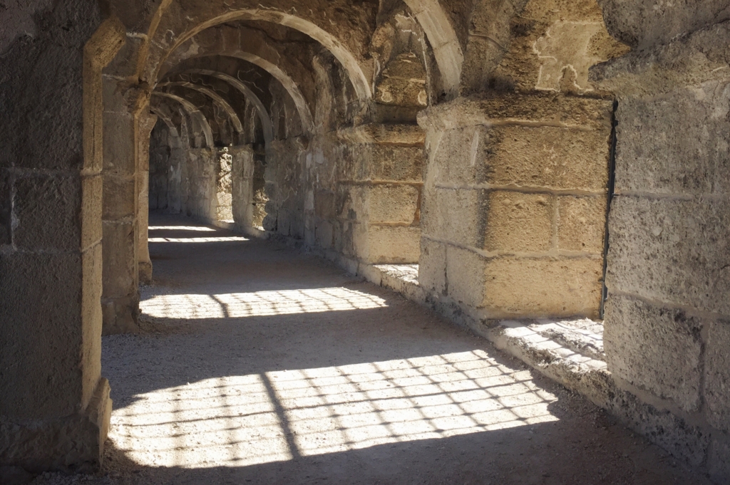 観客席の上にある日差しの入る通路