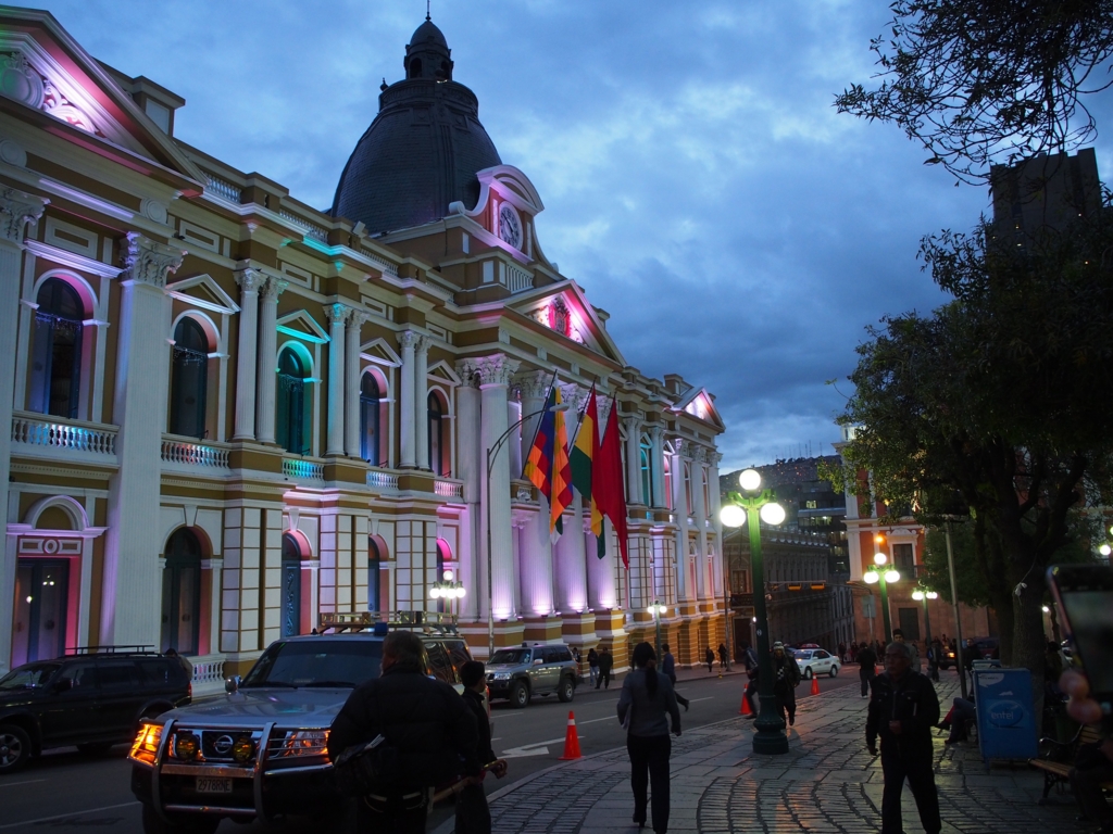 ムリリョ広場に面した国会議事堂