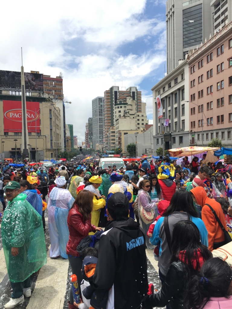 ラパスのカルナバルメイン会場はカオス