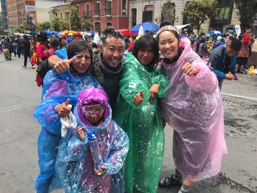 カルナバルで水や泡を掛けながらの記念撮影