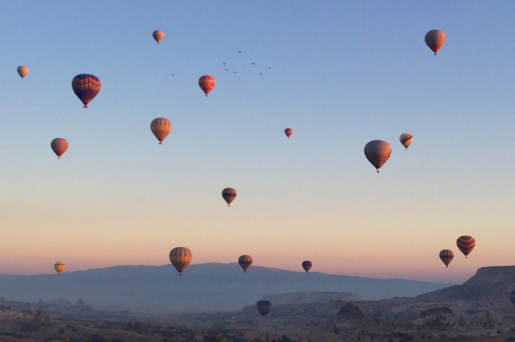 カッパドキアで朝に観られる気球