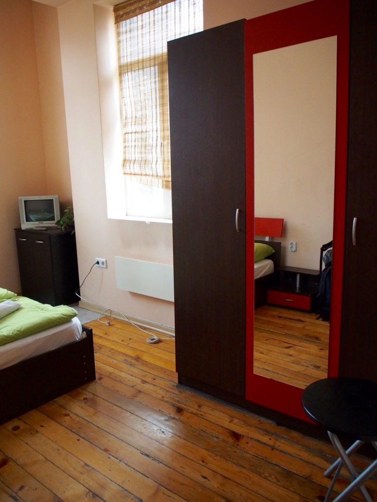 ベッドの足元には大きなクローゼットあり