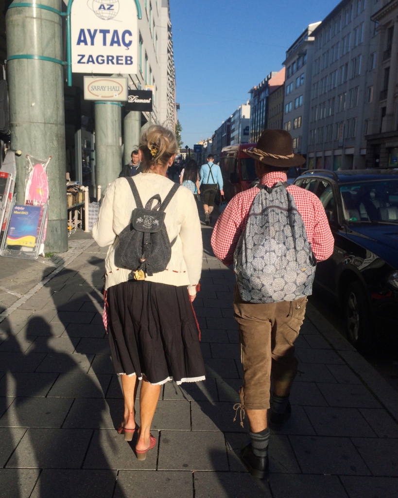 ミュンヘンの街で見かけた民族衣装を着た素敵なご夫婦