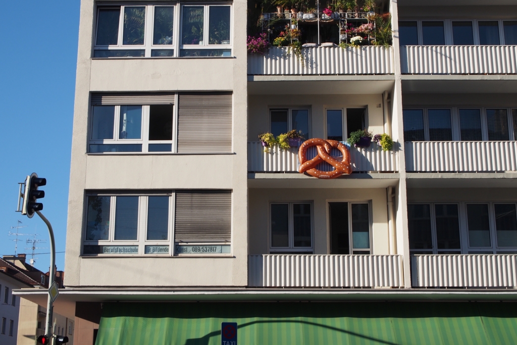 オクトーバーフェストの時期のかわいいプレッツェルの飾りのお家