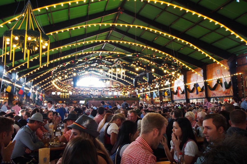 アウグスティーナのビールテントの中の様子