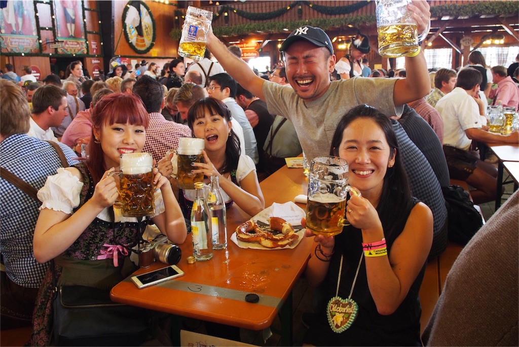 ディアンドルを着たかわいい友人2人