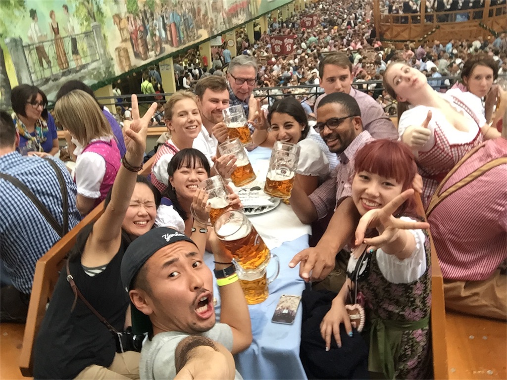 ビールを持ってみんなで乾杯