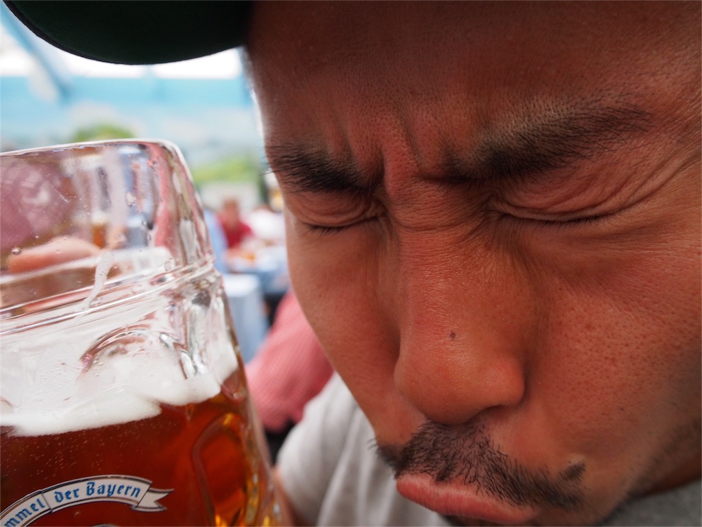 旦那さんビールをグビグビ...