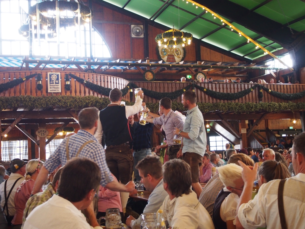 オクトーバーフェストで一気飲みで盛り上げてくれたお兄さん