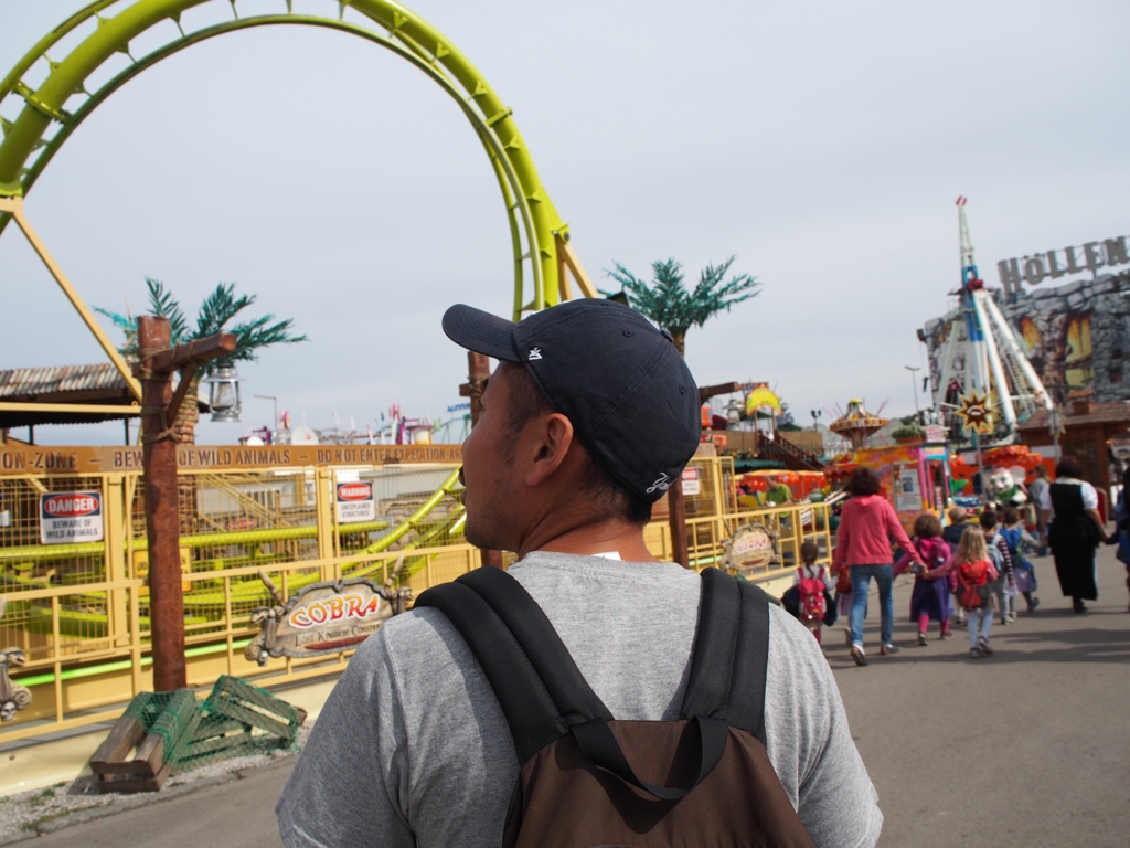 オクトーバーフェスト会場内の遊園地の様子