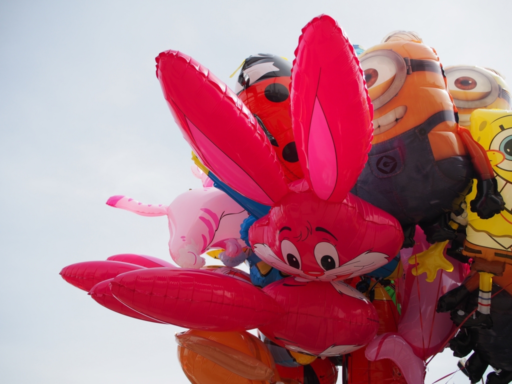 遊園地内の売店で見つけたカラフルな風船