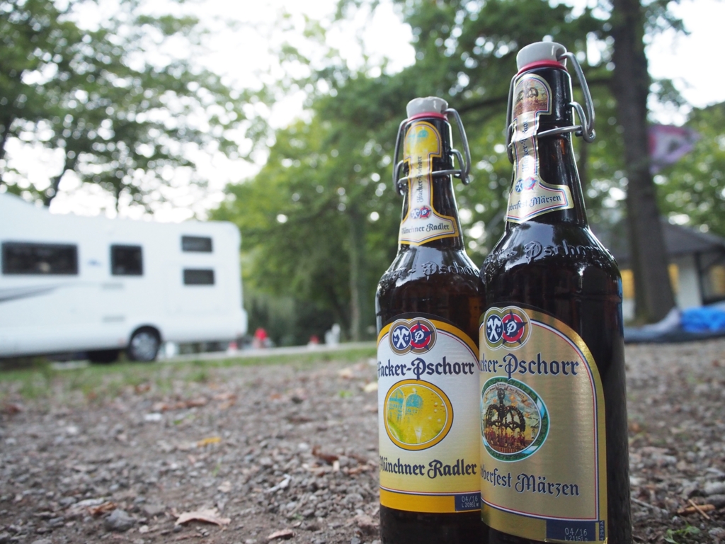 オクトーバーフェストのキャンプサイトの前でフェストビア