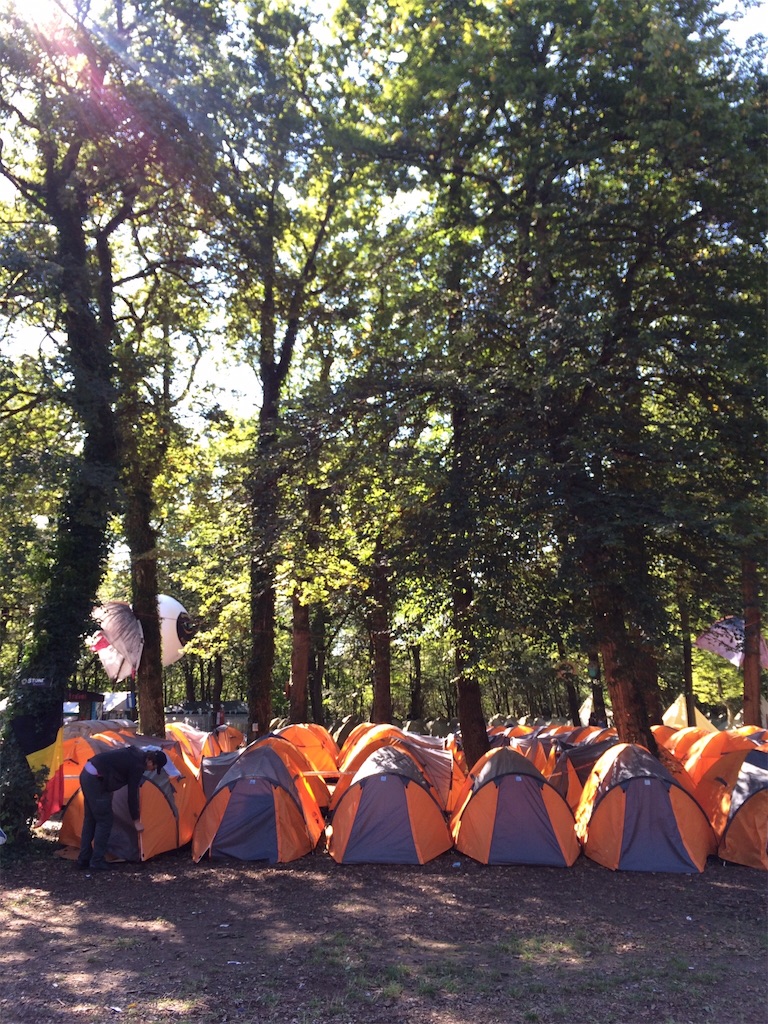 キャンプサイト内にはテントがすし詰め状態