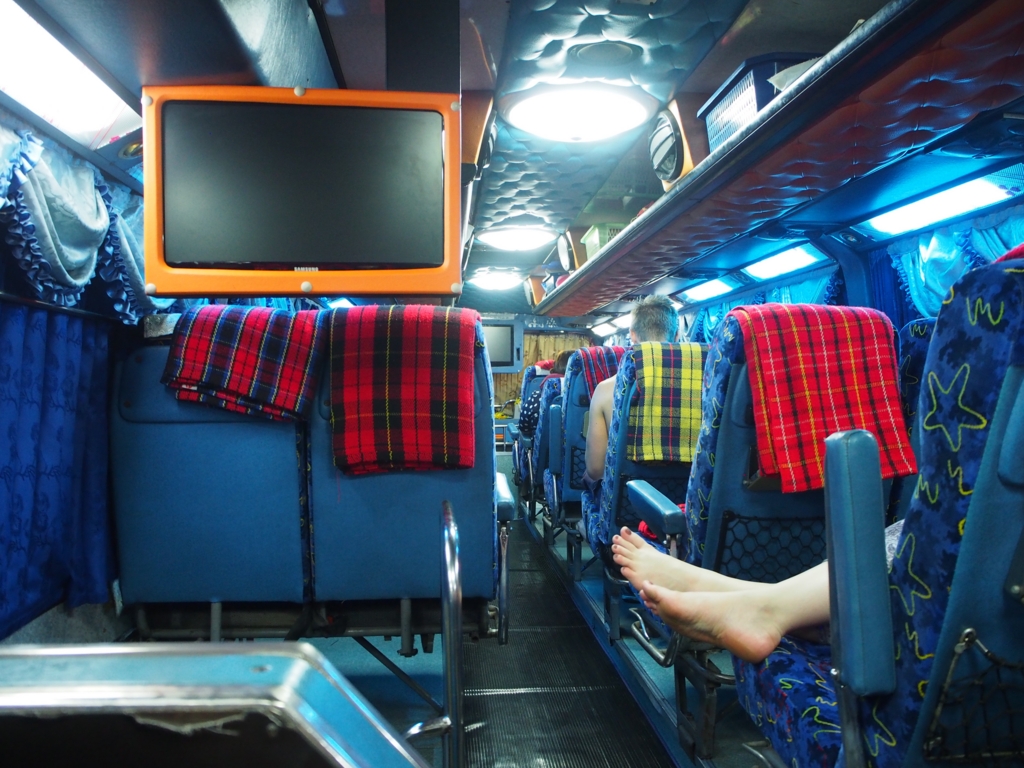 4列シートの夜行バスの中の様子