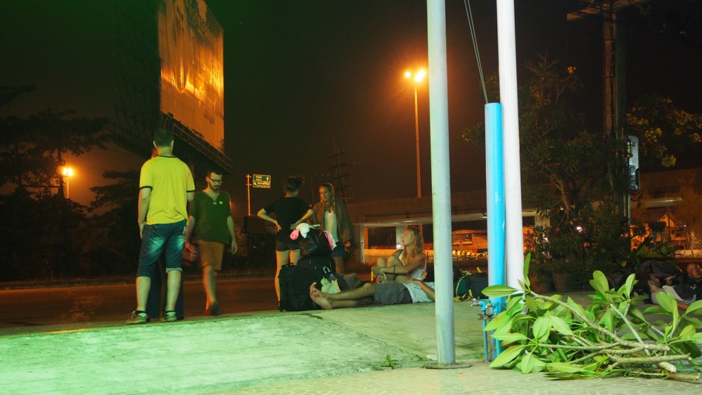 チュンポンの町外れで次のバス待ち中...