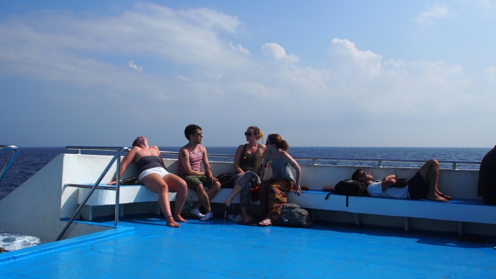 フェリー2階のデッキ席の様子