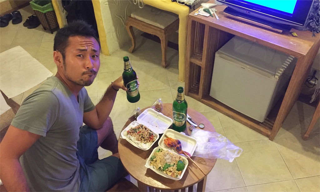 歯抜け期間中安静のためガパオを食べる旦那さん