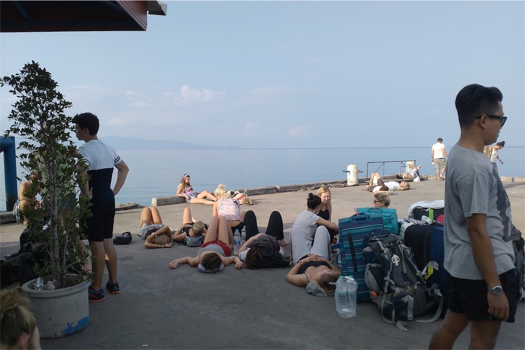 パンガン島の港にはフルムーンパーティーで撃沈した人たちがたくさん