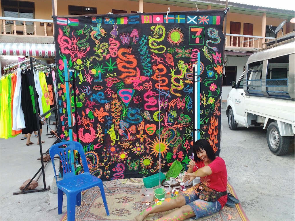 フルムーンパーティーの会場近くのボディペイント屋さん