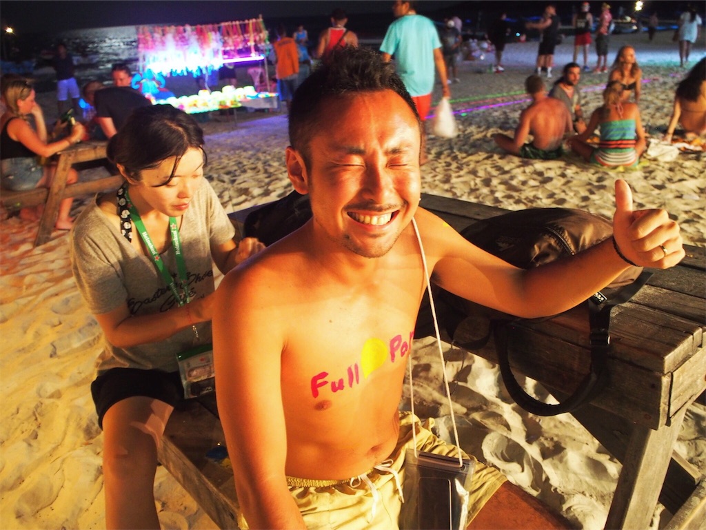 旦那さんにボディペイント中のナオミさん