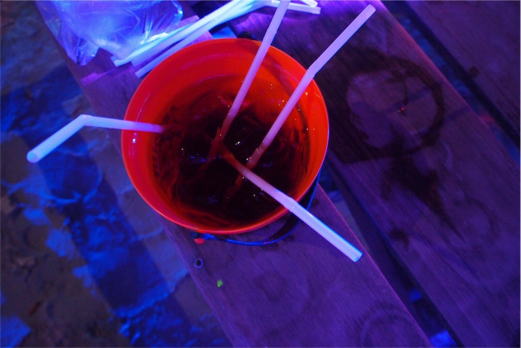 バケツにストローをさして豪快にいただきます