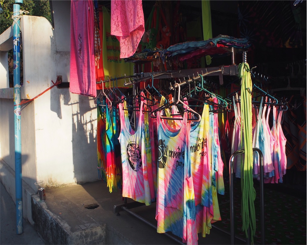 フルムーンパーティーの会場近くには蛍光色の服がたくさん