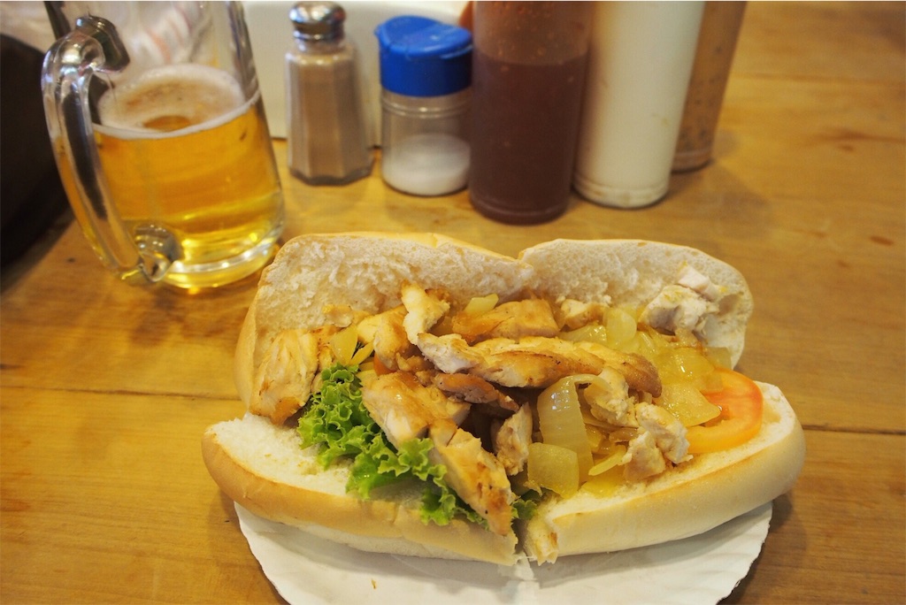 おいしそうな鶏肉もりもりサンドイッチ