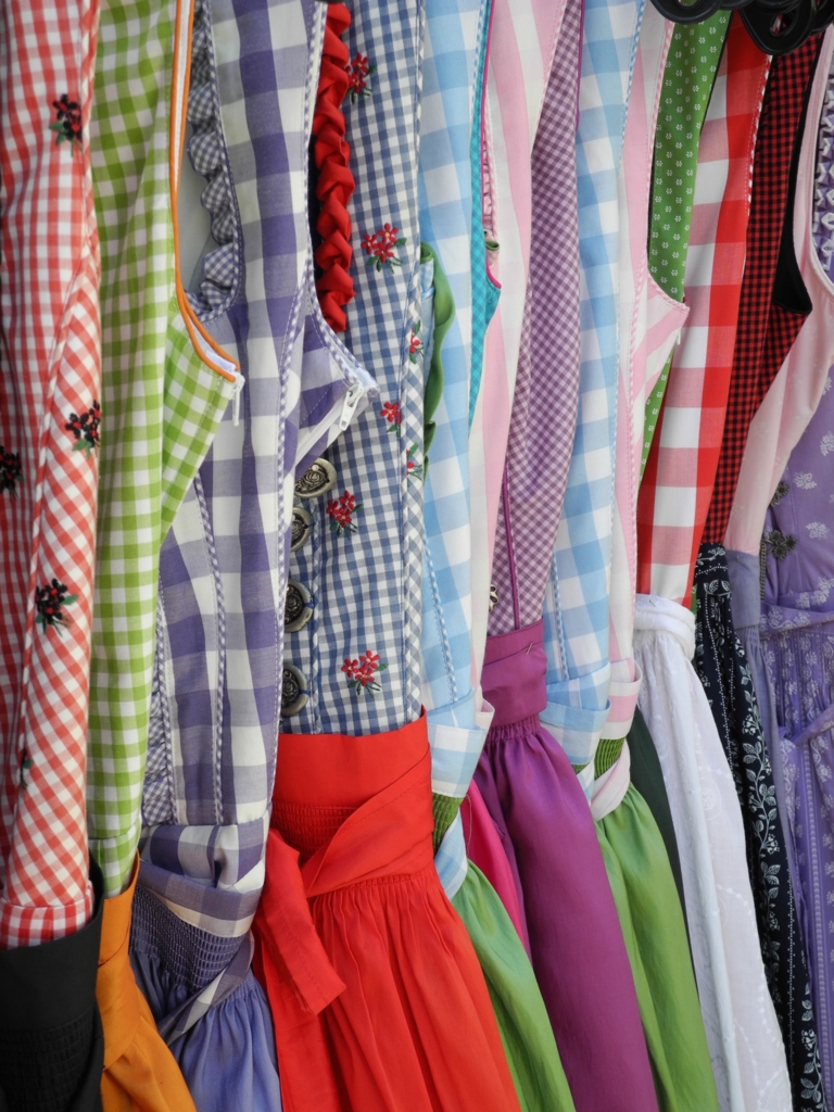 オクトーバーフェスト時期にたくさん売られているディアンドル