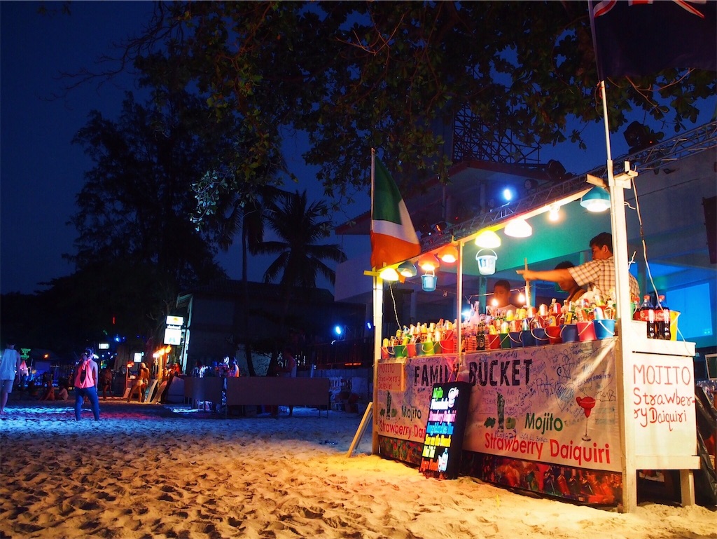 ハードリンビーチに並ぶかわいいバケツカクテルのお店