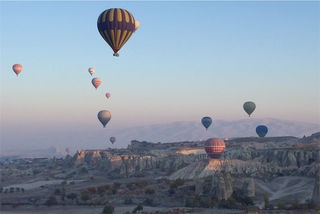 カッパドキアの早朝気球ツアーの様子