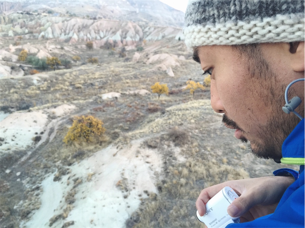 気球が谷間に降りていく様子