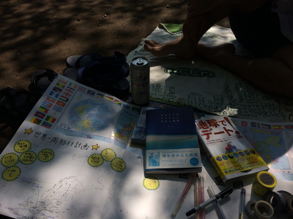 公園で白地図を広げてルート考え中