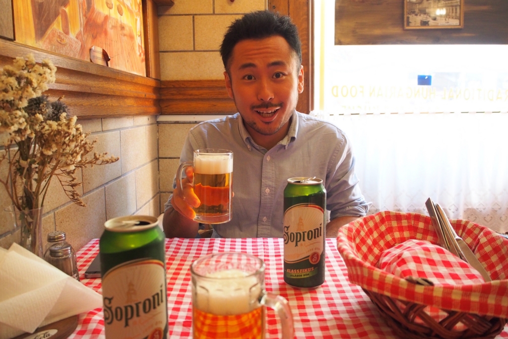 レストランでまずはビールで乾杯