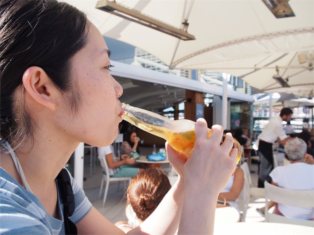 ビールをグビグビ飲む私