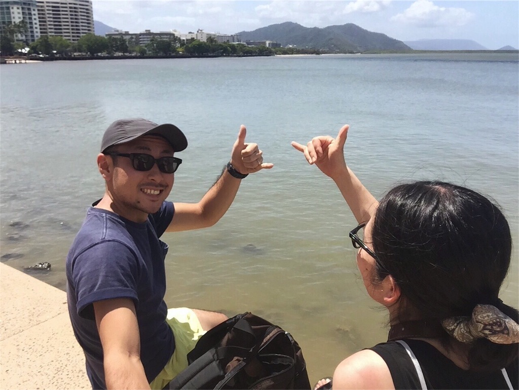 海岸をお散歩して少し休憩中