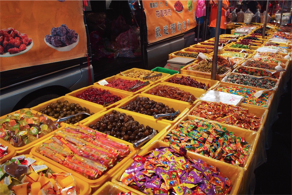 お菓子の量り売り屋台も