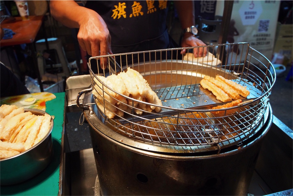 魚の練り物を揚げている屋台