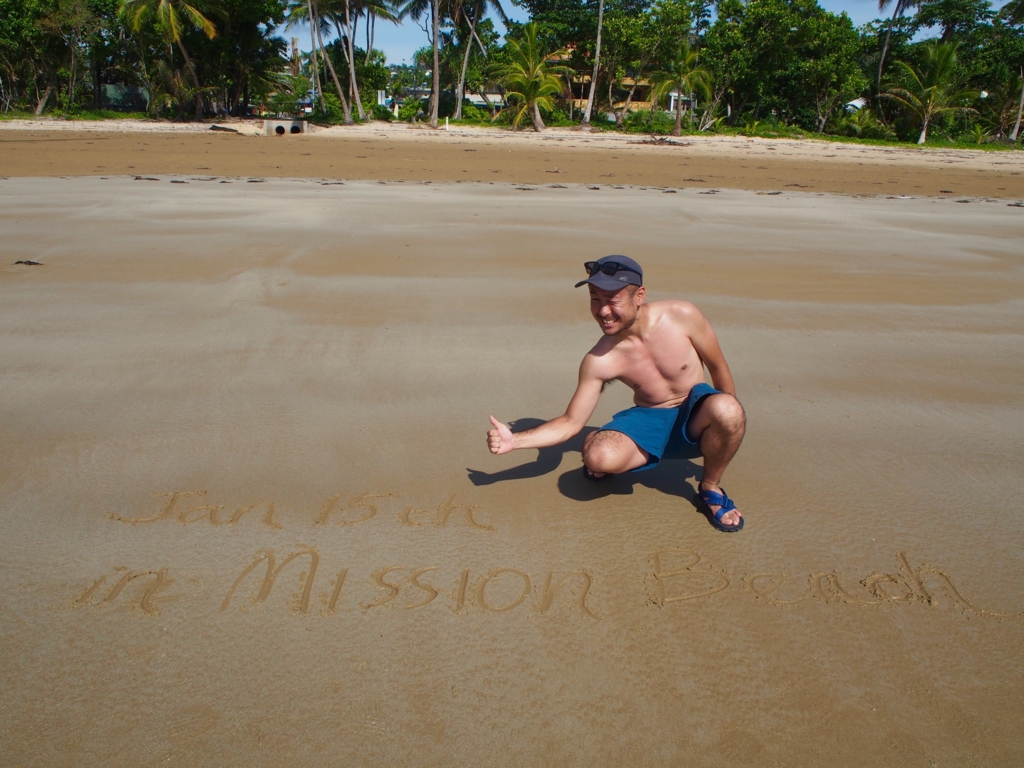 ミッションビーチの砂浜に落書き