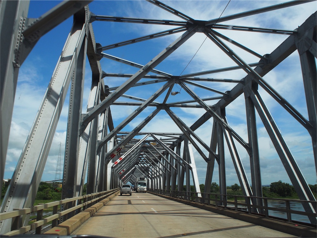 モーターホームで走っていて見つけたかっこいい鉄橋